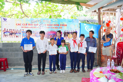Foto Thong dong Hòn Chùa Phú Yên 2024