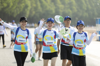 ภาพ Together We Step - Bước chân gắn kết yêu thương