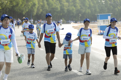 ภาพ Together We Step - Bước chân gắn kết yêu thương
