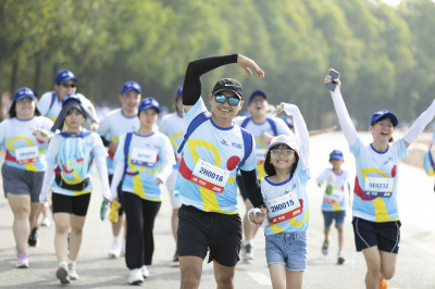 ภาพ Together We Step - Bước chân gắn kết yêu thương