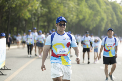 ภาพ Together We Step - Bước chân gắn kết yêu thương