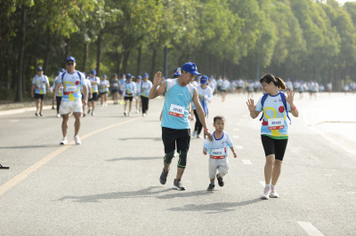 ภาพ Together We Step - Bước chân gắn kết yêu thương