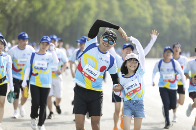 ภาพ Together We Step - Bước chân gắn kết yêu thương