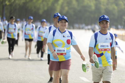 ภาพ Together We Step - Bước chân gắn kết yêu thương