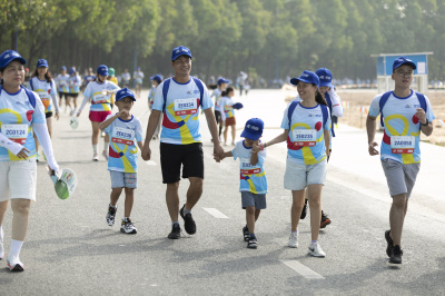 ภาพ Together We Step - Bước chân gắn kết yêu thương
