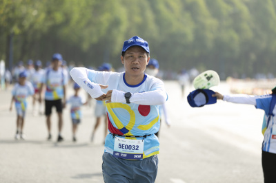 ภาพ Together We Step - Bước chân gắn kết yêu thương