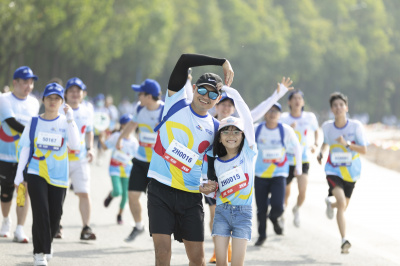ภาพ Together We Step - Bước chân gắn kết yêu thương