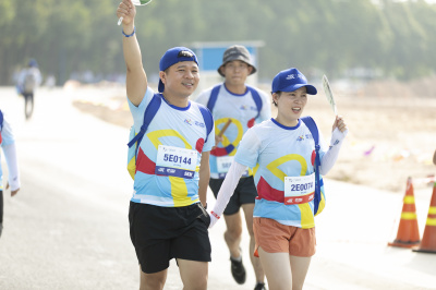 ภาพ Together We Step - Bước chân gắn kết yêu thương