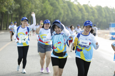 ภาพ Together We Step - Bước chân gắn kết yêu thương