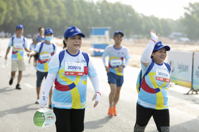 ภาพ Together We Step - Bước chân gắn kết yêu thương