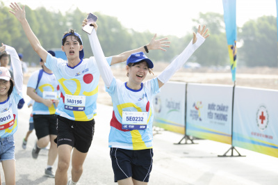 ภาพ Together We Step - Bước chân gắn kết yêu thương