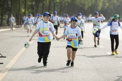 ภาพ Together We Step - Bước chân gắn kết yêu thương