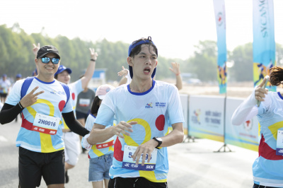 ภาพ Together We Step - Bước chân gắn kết yêu thương