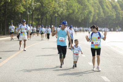 ภาพ Together We Step - Bước chân gắn kết yêu thương