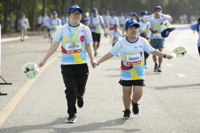 ภาพ Together We Step - Bước chân gắn kết yêu thương