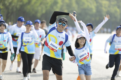 ภาพ Together We Step - Bước chân gắn kết yêu thương