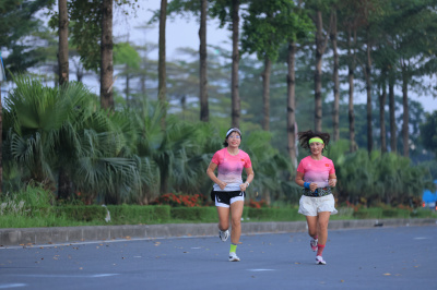 Photo Happy Feet Long Run - The Manor Central Park tuan 64