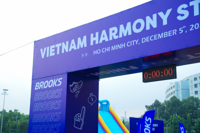 Foto Brooks Vietnam Harmony Stride 2025